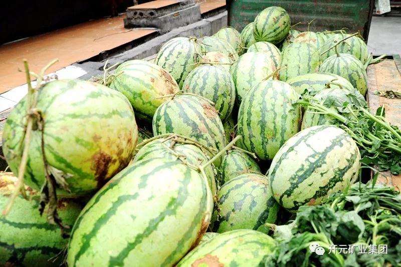 買下一整車西瓜，讓瓜農(nóng)早點(diǎn)回家