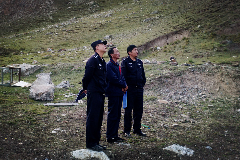 興?？h公安局治安大隊(duì)到銅鑫公司例行安全專項(xiàng)檢查